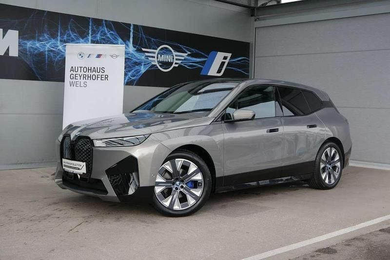 Grau Gebraucht 2024 BMW iX Shadowline SUV | € 73.980 - Bild 1/4