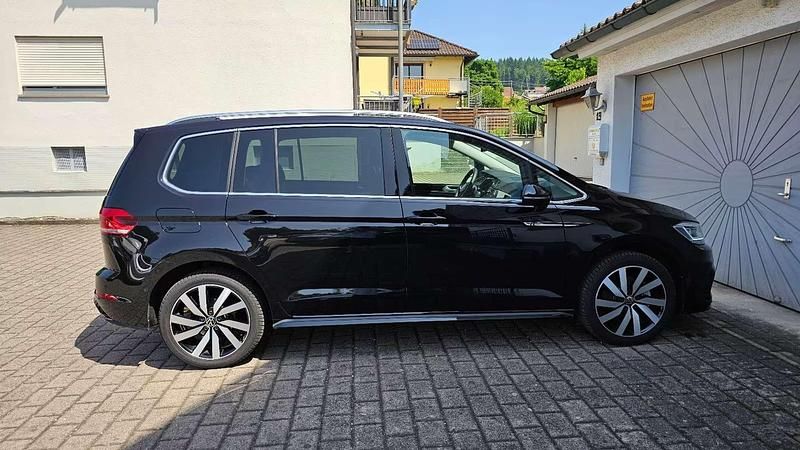 Gebraucht VW Touran Highline 150 PS (110 kW) 2023 Schwarz Van / Kleinbus