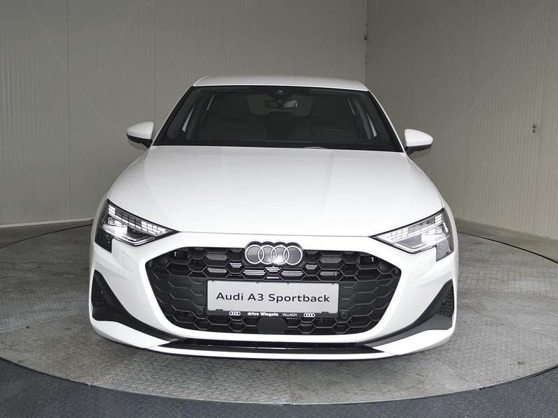 Neu Audi A3 Ambiente 116 PS (85 kW) 2025 Weiss  normal Limousine