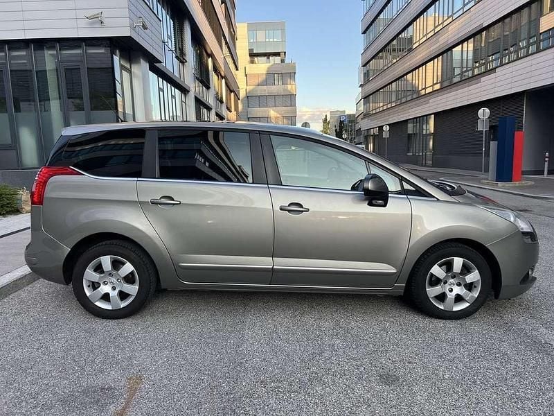 Gebraucht Peugeot 5008 Active 114 PS (83 kW) 2013 Silber Van / Kleinbus