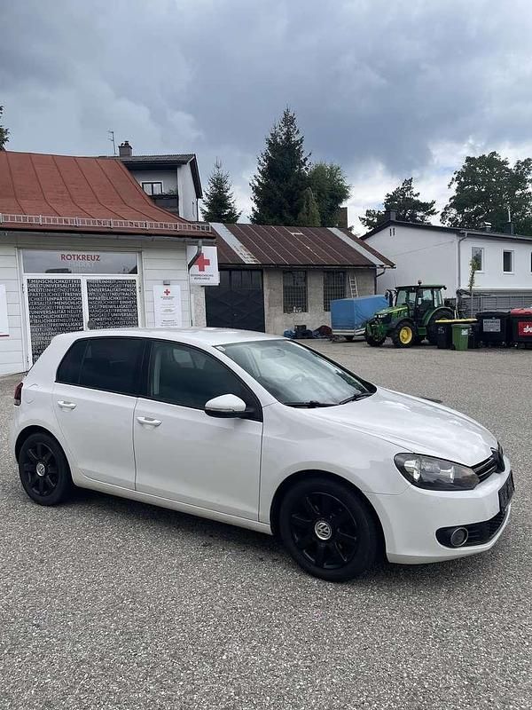 Weiß Gebraucht 2009 VW Golf VI Comfortline Kleinwagen | € 5.500 (Teuer) - Bild 1/4