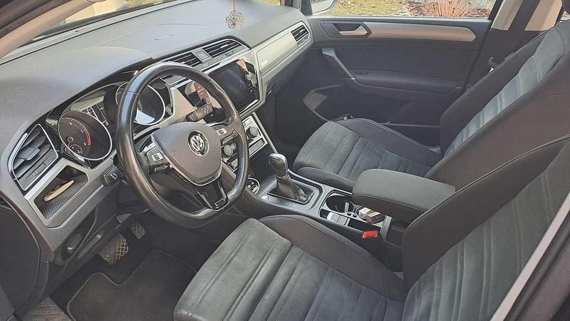 Gebraucht VW Touran Comfortline 150 PS (110 kW) 2017 Schwarz Van / Kleinbus