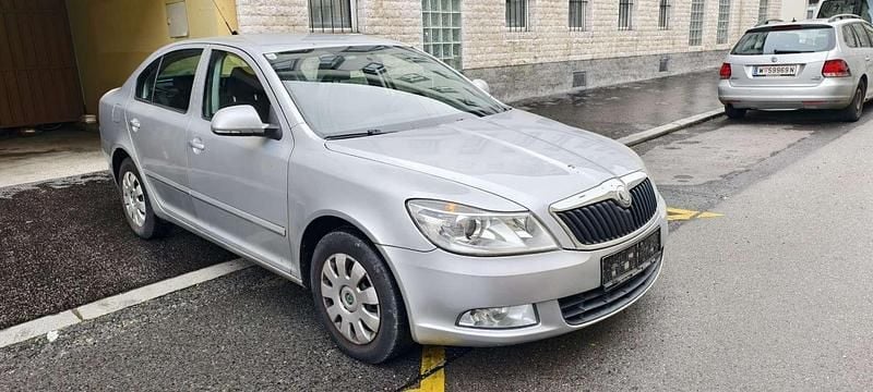 Grau Gebraucht 2010 Skoda Octavia Limousine | € 3.290 (Teuer) - Bild 1/4