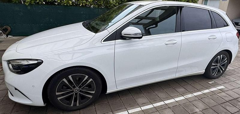 Gebraucht Mercedes B180 116 PS (85 kW) 2023 Weiß Van / Kleinbus