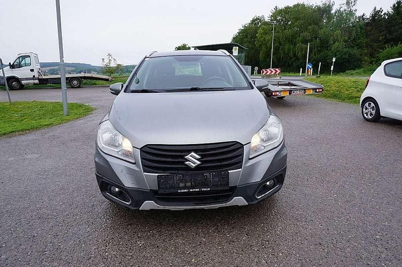 Grau Gebraucht 2014 Suzuki SX4 S-Cross SUV | € 5.490 (Teuer) - Bild 1/4