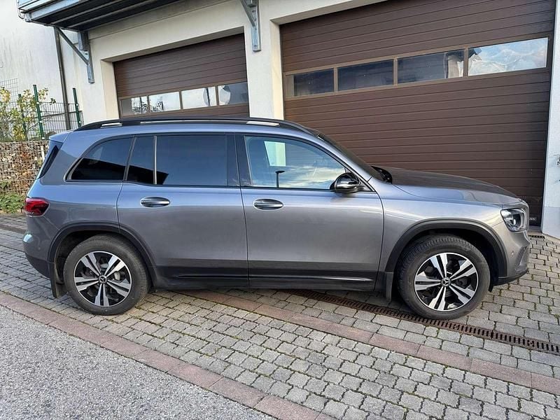 Grau Gebraucht 2020 Mercedes GLB200 SUV | € 29.500 (Fairer Preis) - Bild 1/4