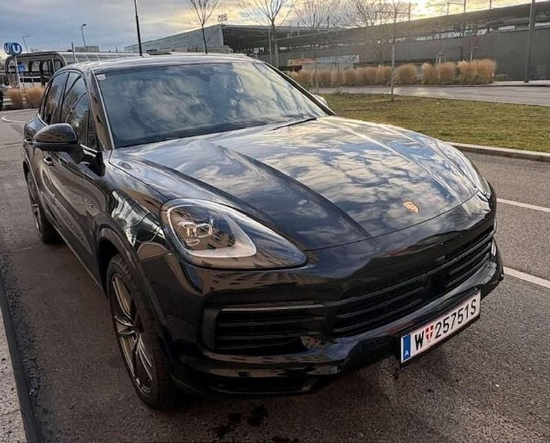 Schwarz Gebraucht 2019 Porsche Cayenne SUV | € 62.000 (Teuer) - Bild 1/4