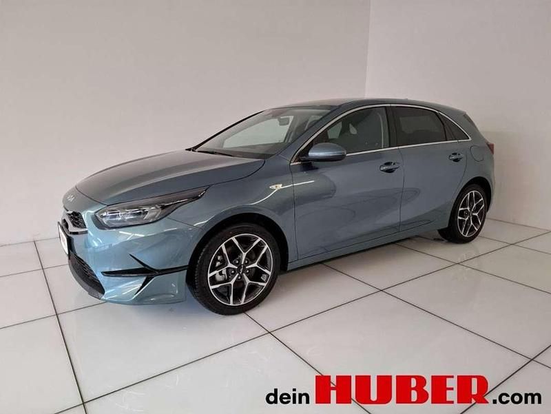 Neu Kia Ceed Silver 101 PS (74 kW) 2025 Grau Kleinwagen