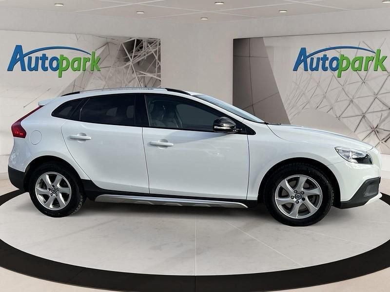 Gebraucht Volvo V40 Momentum 115 PS (84 kW) 2013 Weiß Kleinwagen