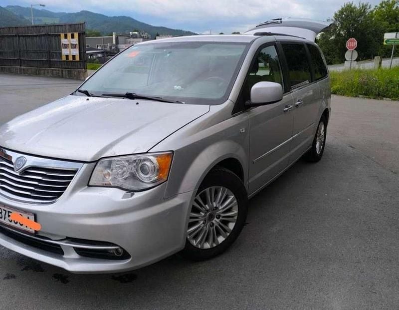 Silber Gebraucht 2011 Lancia Voyager Gold Van / Kleinbus | € 9.500 - Bild 1/4