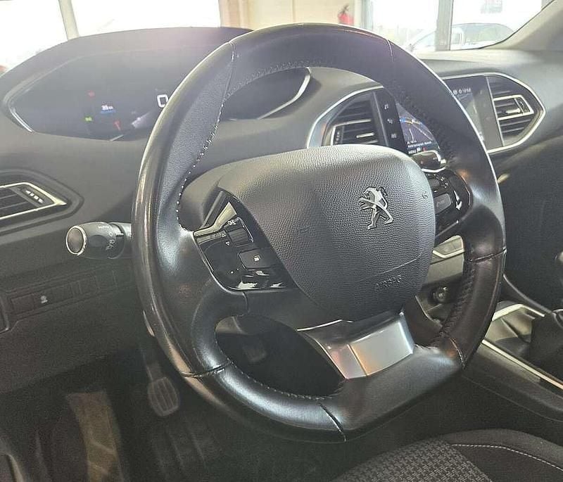 Gebraucht Peugeot 308 SW Active 131 PS (96 kW) 2021 Grau Kombi