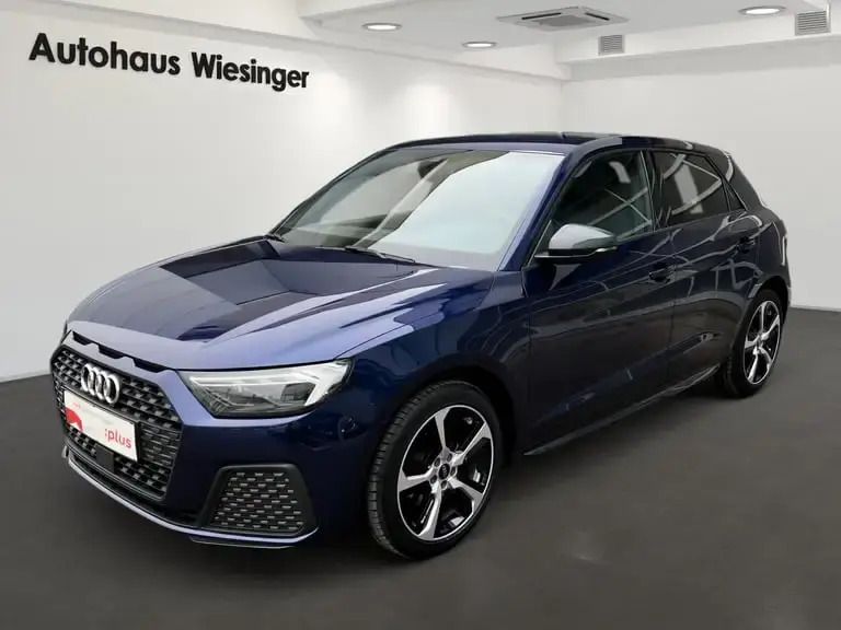Mittelblau metallic Neu 2025 Audi A1 Sportback Kleinwagen | € 28.900 (Etwas zu teuer) - Bild 1/4