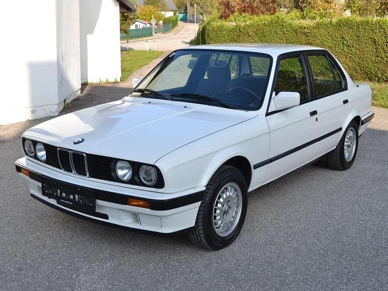 Weiß Gebraucht 1990 BMW 318 Limousine | € 10.990 - Bild 1/4