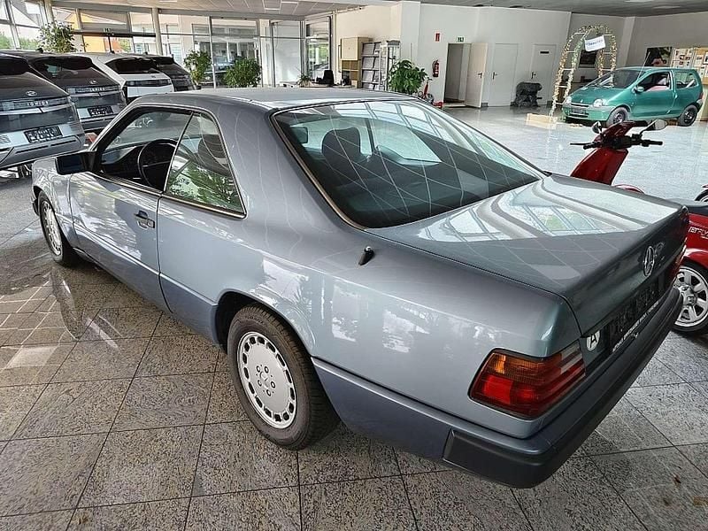 Gebraucht Mercedes E300 179 PS (131 kW) 1989 Blau Coupé