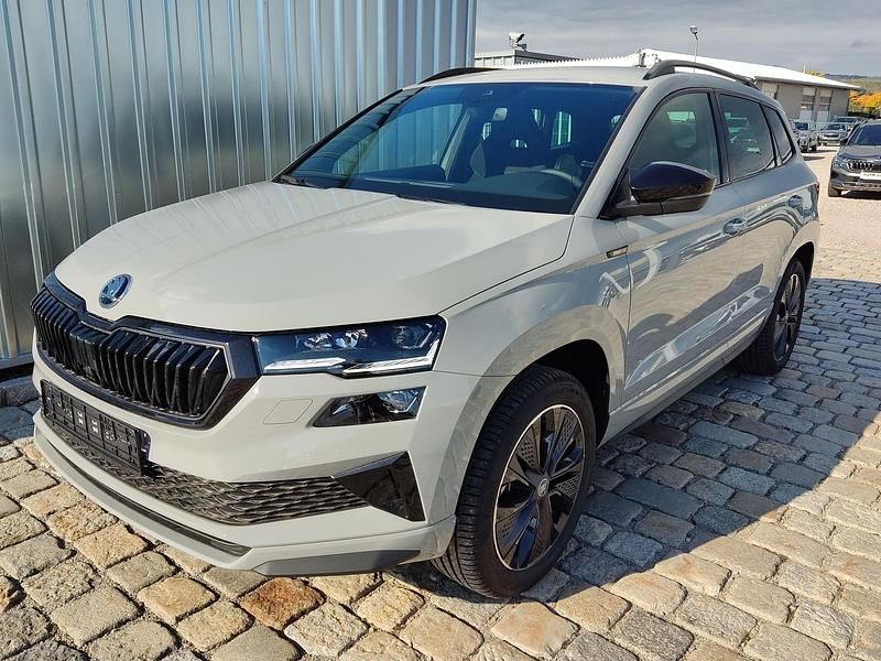 Neu 2025 Skoda Karoq SportLine SUV | € 50.232 (Teuer) - Bild 1/4