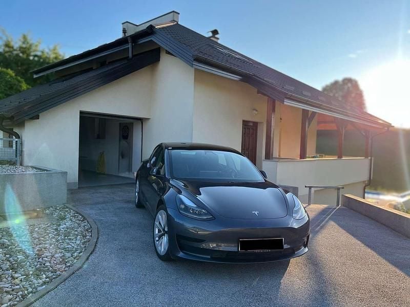 Grau Gebraucht 2021 Tesla Model 3 Standard Range Plus Limousine | € 26.500 - Bild 1/1