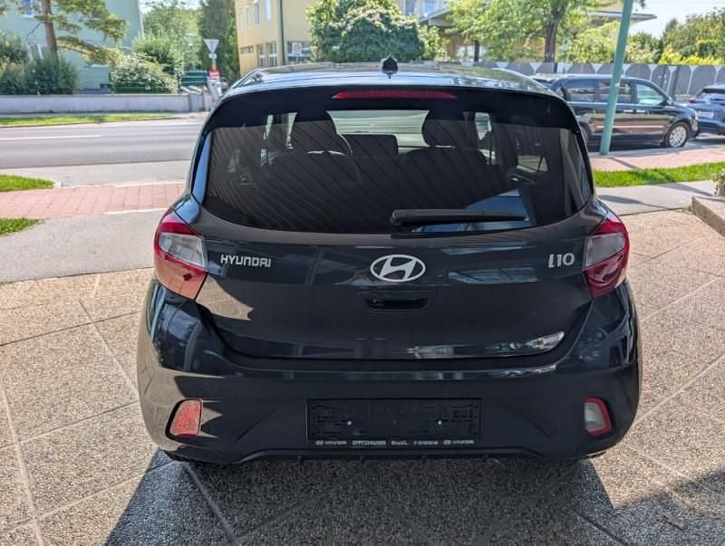 Gebraucht Hyundai i10 GO! 78 PS (57 kW) 2023 Lumen gray pearl Kleinwagen