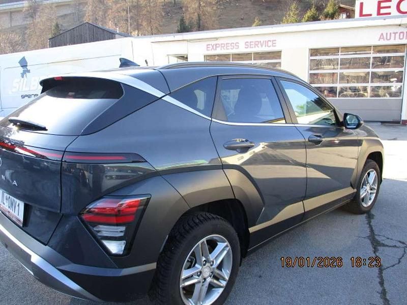 Gebraucht Hyundai Kona Trend 120 PS (88 kW) 2024 Grau SUV
