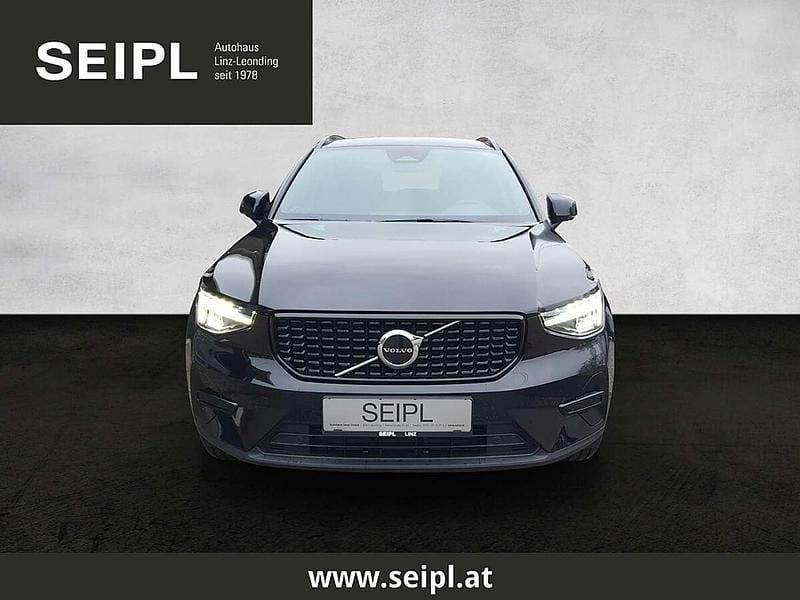 Neu Volvo XC40 Plus 163 PS (119 kW) 2025 Schwarz SUV