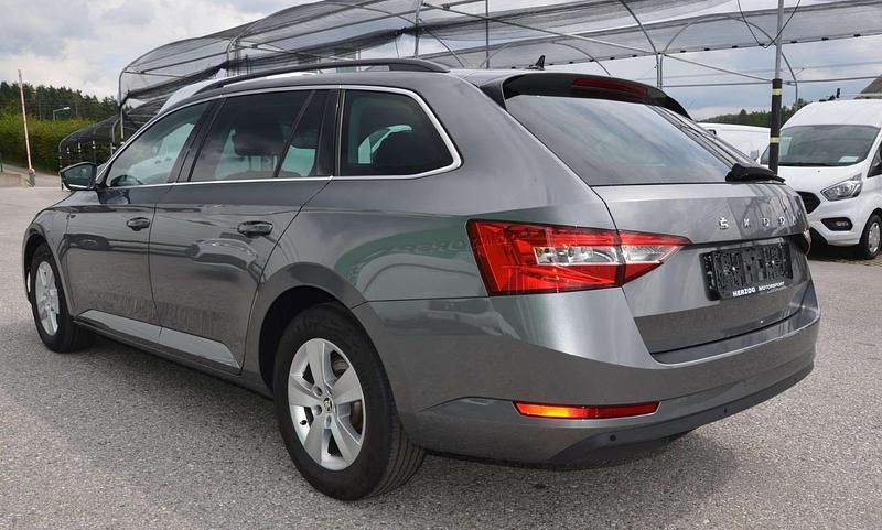 Gebraucht Skoda Superb 150 PS (110 kW) 2022 Grau Kombi