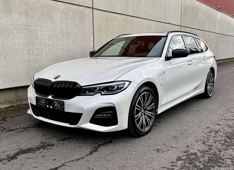 Gebraucht BMW 330e M Sport 184 PS (135 kW) 2021 Weiß Kombi