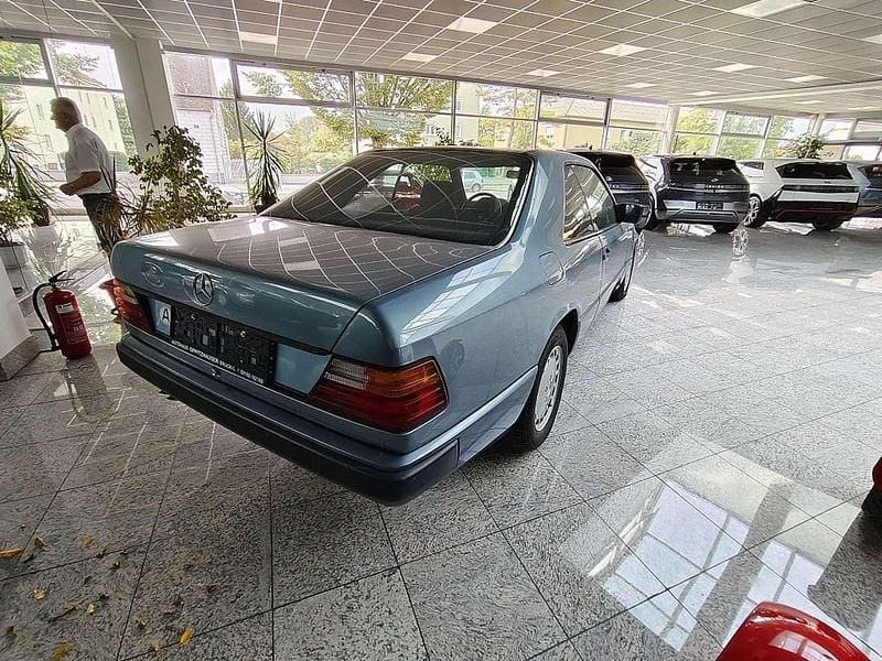 Gebraucht Mercedes E300 179 PS (131 kW) 1989 Blau Coupé