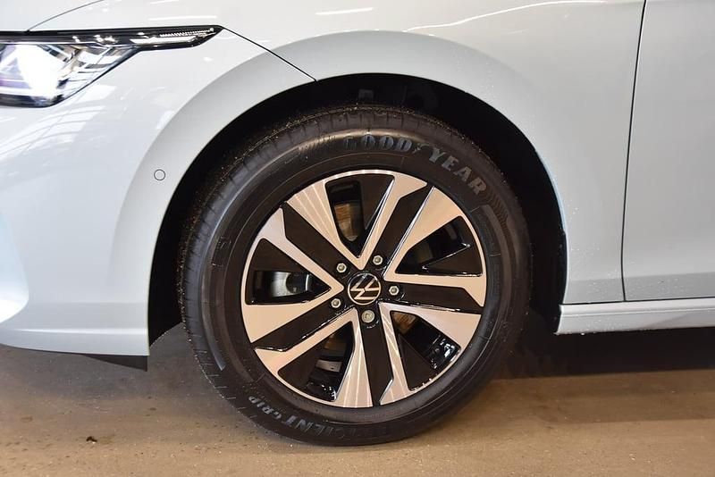 Gebraucht VW Golf VIII Business 115 PS (84 kW) 2026 Hellblau  metallic Kombi