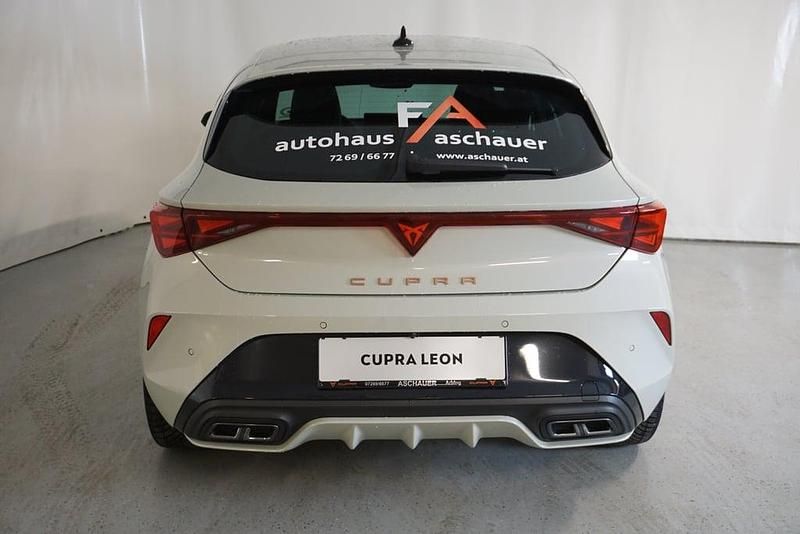 Neu Cupra Leon 150 PS (110 kW) 2026 Hellgrau  metallic