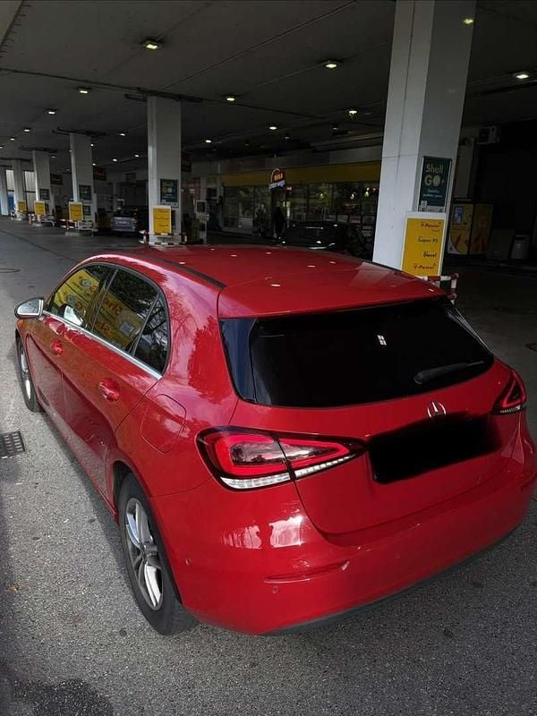 Gebraucht Mercedes A180 116 PS (85 kW) 2019 Rot Kleinwagen
