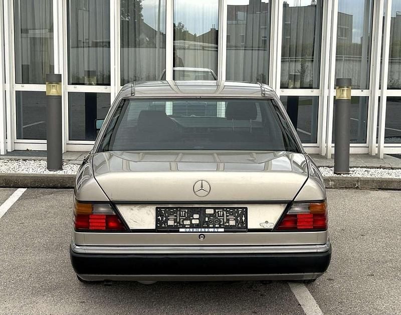 Gebraucht Mercedes E200 118 PS (86 kW) 1992 Silber Limousine