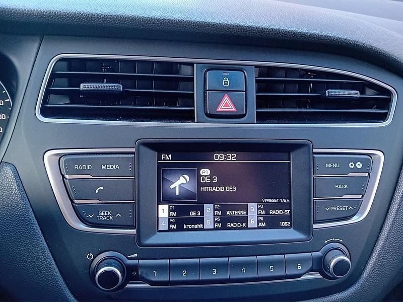 Gebraucht Hyundai i20 75 PS (55 kW) 2019 Mittelgrau  metallic Kleinwagen