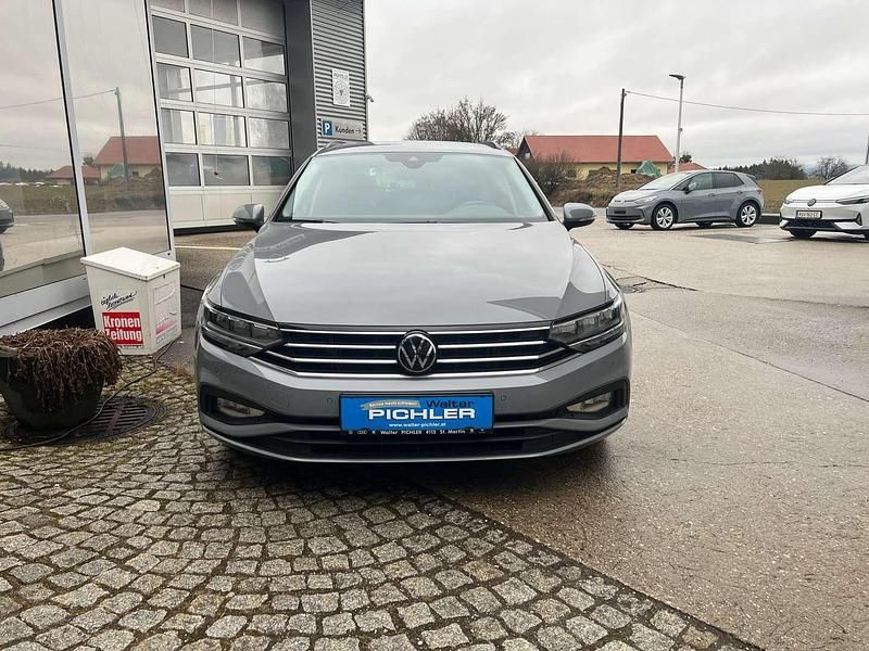 Gebraucht VW Passat 150 PS (110 kW) 2022 Grau Kombi