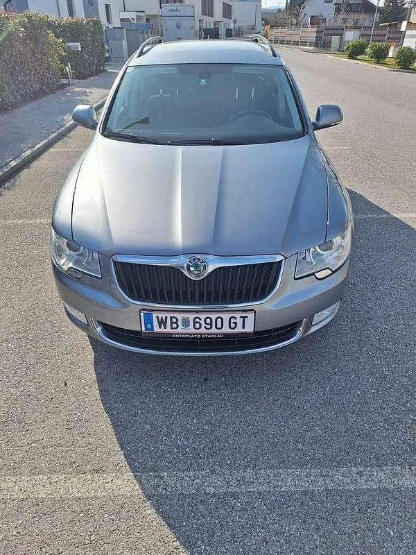Gebraucht Skoda Superb Elegance 140 PS (102 kW) 2012 Grau Kombi