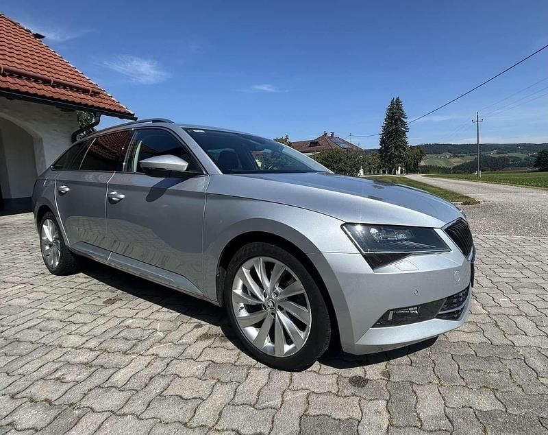 Silber Gebraucht 2018 Skoda Superb Style Kombi | € 19.490 (Guter Preis) - Bild 1/4
