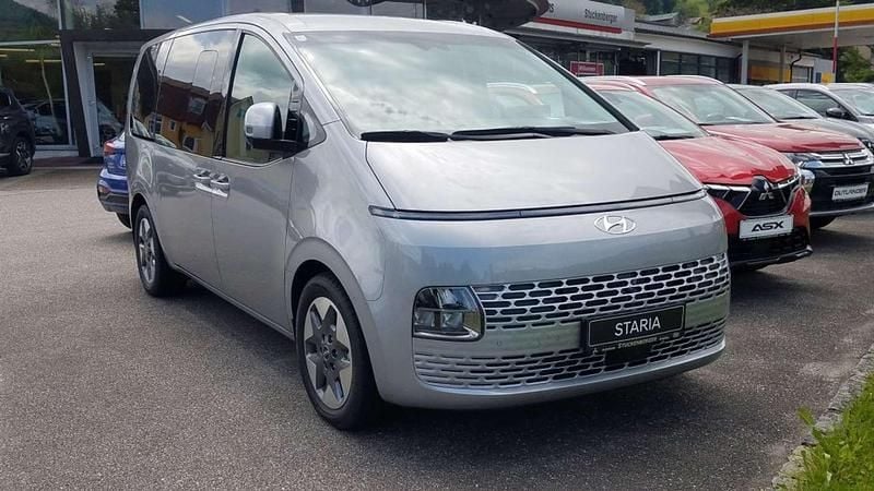 Shimmering silver Gebraucht 2023 Hyundai Staria Trend Van / Kleinbus | € 59.900 (Etwas zu teuer) - Bild 1/4