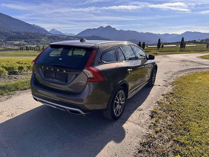 Gebraucht Volvo V60 CC Summum 190 PS (139 kW) 2017 Braun Kombi