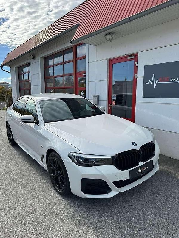 Weiß Gebraucht 2022 BMW 530e M Sport Limousine | € 37.990 (Guter Preis) - Bild 1/4