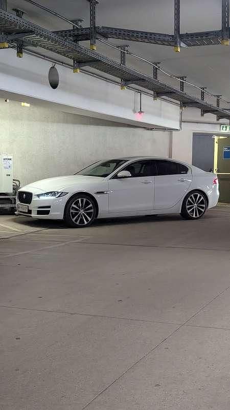 Gebraucht 2017 Jaguar XE Pure Limousine | € 21.990 - Bild 1/4
