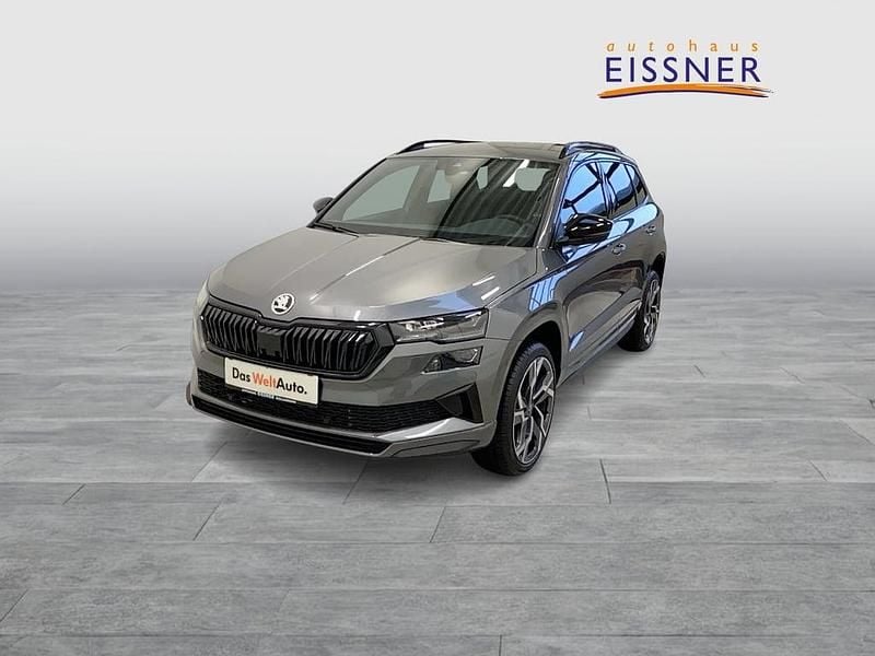 Mittelgrau metallic Neu 2026 Skoda Karoq SportLine SUV | € 40.890 (Fairer Preis) - Bild 1/4