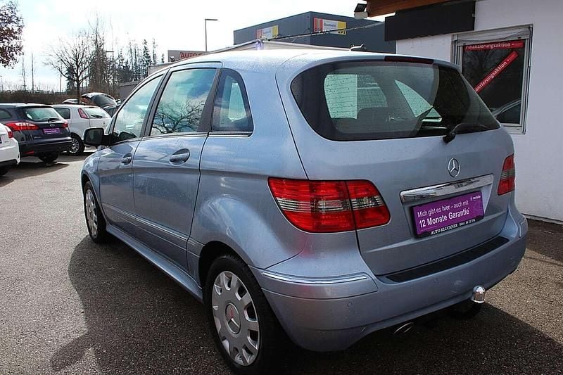 Gebraucht Mercedes 180 109 PS (80 kW) 2010 Blau Limousine