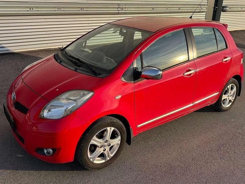 Rot Gebraucht 2010 Toyota Yaris Plus Limousine | € 4.500 (Fairer Preis) - Bild 1/4