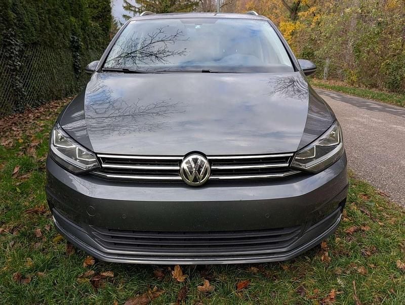 Grau Gebraucht 2018 VW Touran Highline Van / Kleinbus | € 22.500 (Etwas zu teuer) - Bild 1/4
