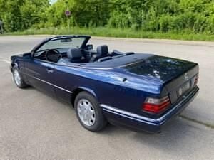 Gebraucht Mercedes E220 150 PS (110 kW) 1994 Blau Cabrio