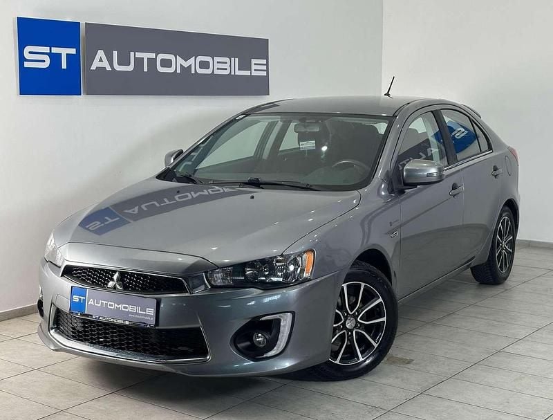 Grau Gebraucht 2016 Mitsubishi Lancer Comfort Edition Kleinwagen | € 11.990 - Bild 1/3
