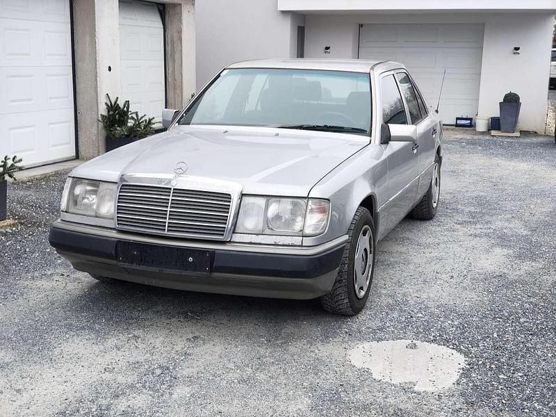 Gebraucht Mercedes E300 103 PS (75 kW) 1990 Silber Limousine