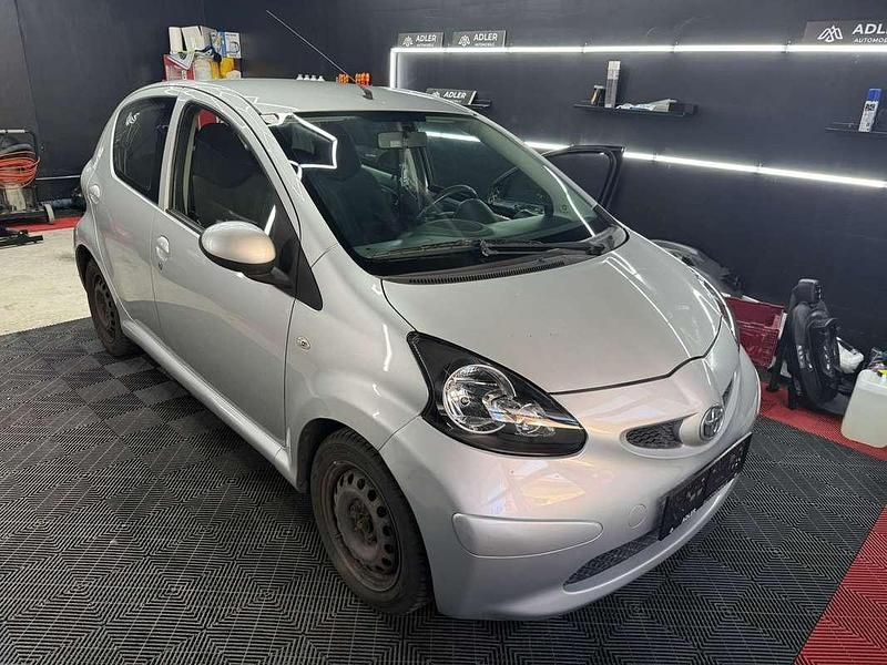 Gebraucht Toyota Aygo Basis 68 PS (50 kW) 2008 Silber Kleinwagen