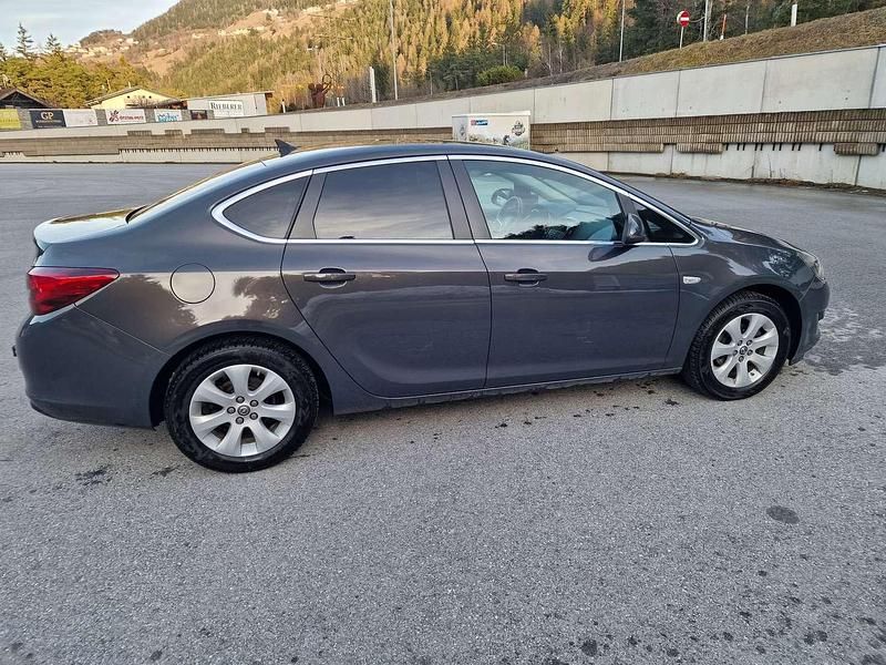 Gebraucht Opel Astra Edition 140 PS (102 kW) 2015 Grau Limousine