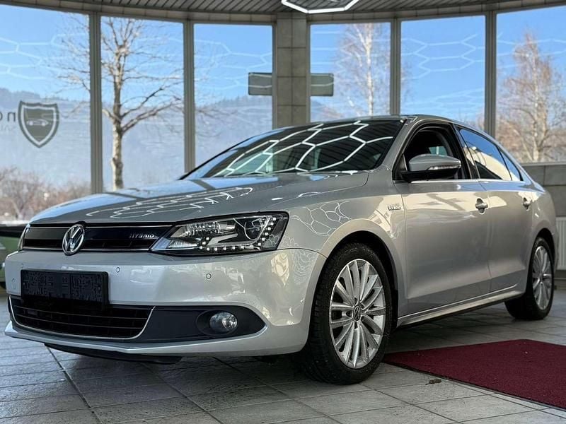 Grau Gebraucht 2013 VW Jetta Highline Limousine | € 17.200 - Bild 1/4