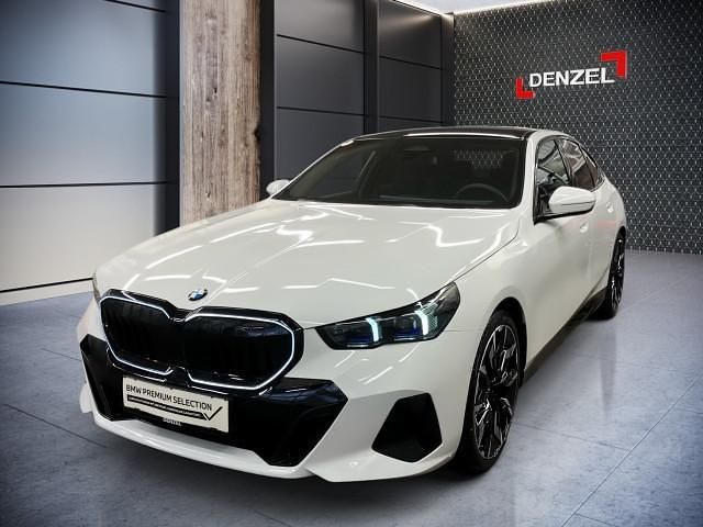 Alpinweiss iii Neu 2025 BMW 520 M Sport Limousine | € 75.380 (Fairer Preis) - Bild 1/4