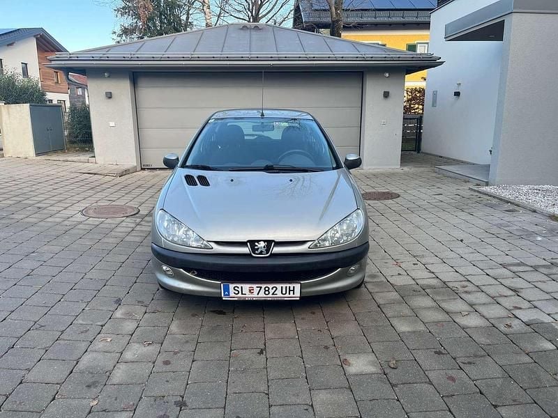 Silber Gebraucht 2004 Peugeot 206 Kleinwagen | € 600 - Bild 1/4